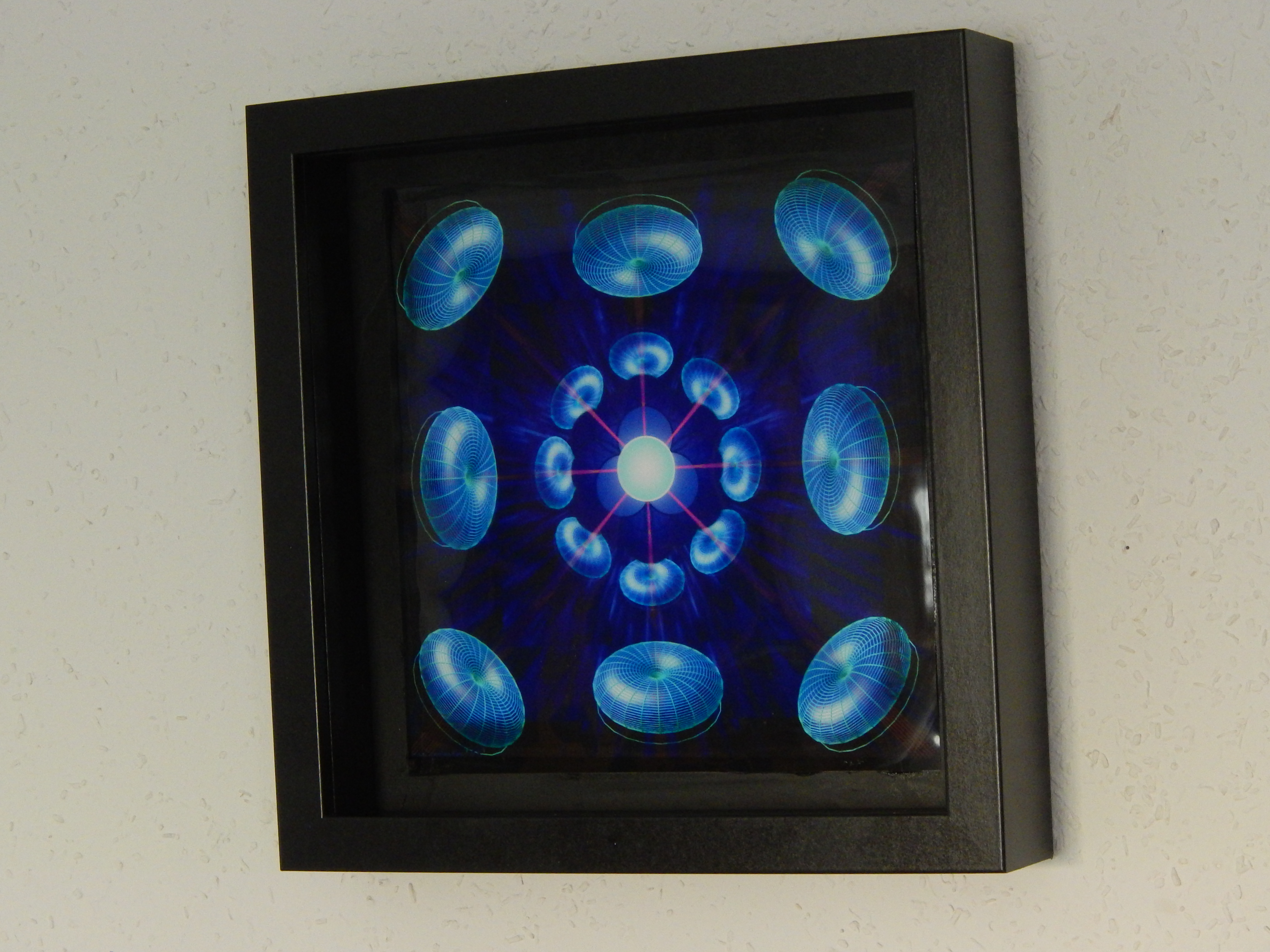 Foto von einem Objektrahmen Mandala mit leuchtenden Tori zur Mitte strahlend (Energie bündelnd)