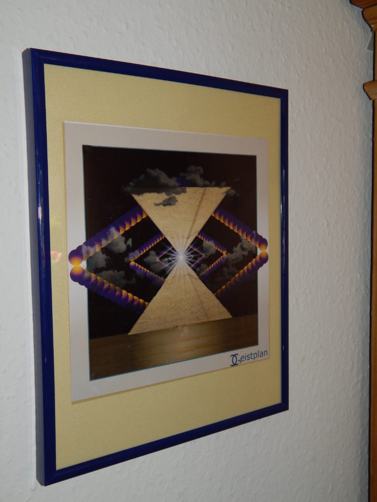 Foto von einem Bild mit zwei gegeneinader aufgetürmten Pyramiden