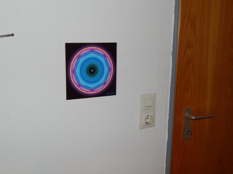 Foto von einem leuchtenden Mandala, dies ist durch eine spezielle Drucktechnik möglich. Das geschieht durch den Blitz der Kamara