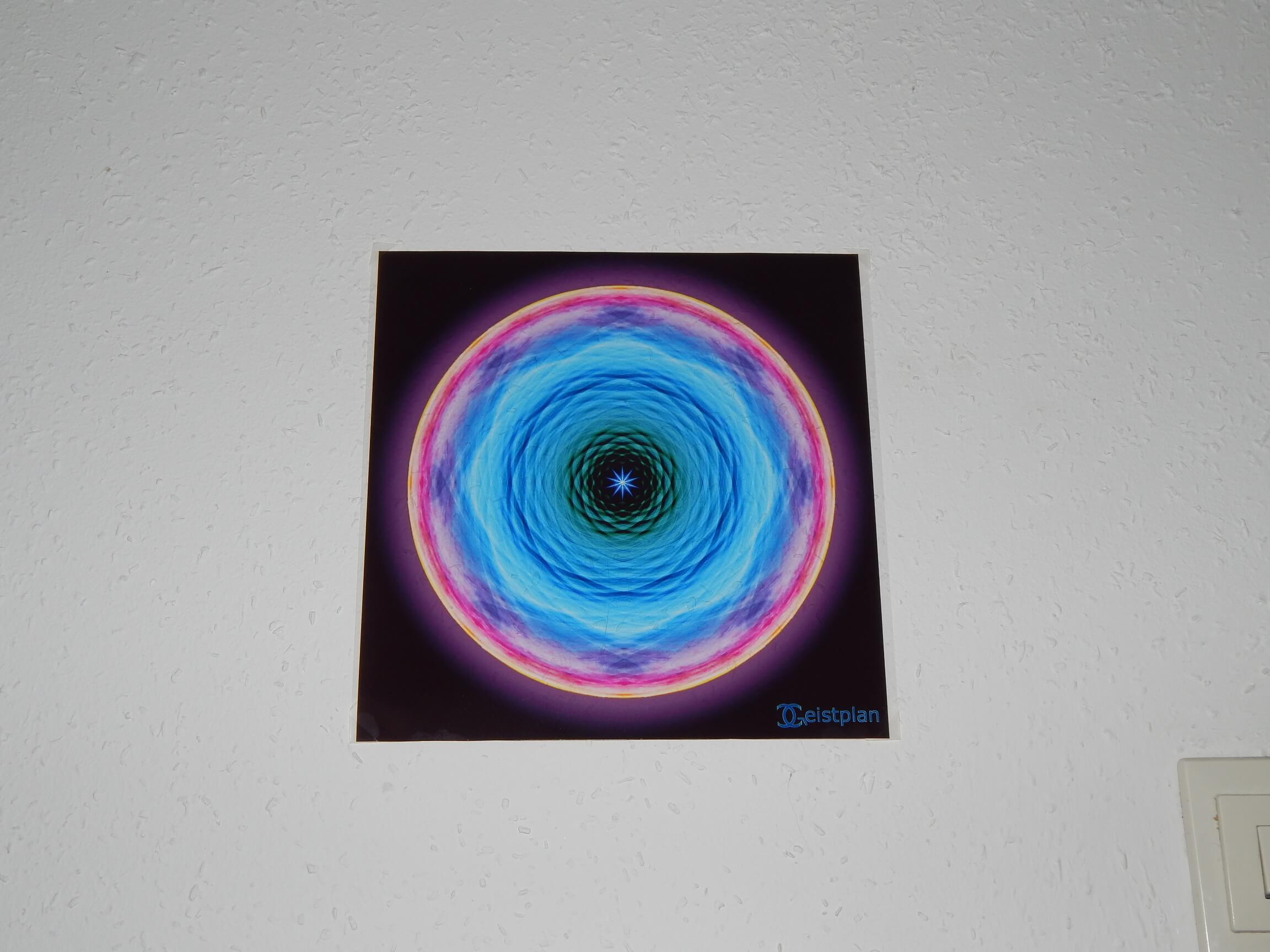 Foto von einem leuchtenden Mandala, dies ist durch eine spezielle Drucktechnik möglich. Das geschieht durch den Blitz der Kamara. Psyodelic Mandala, colors Red, Blue,yellow