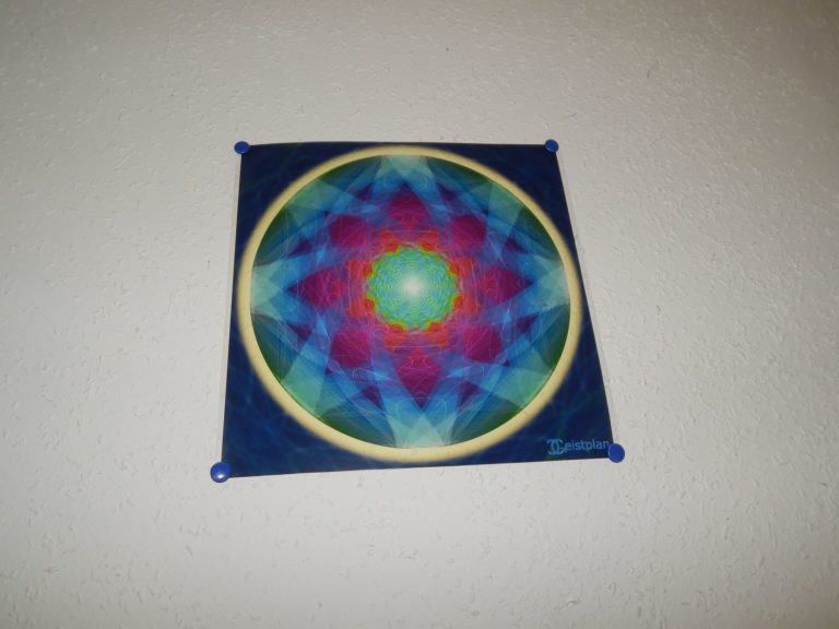Bild von einer Folie an der Wand, welche ein Mandala abbildet und die Farben leuchten