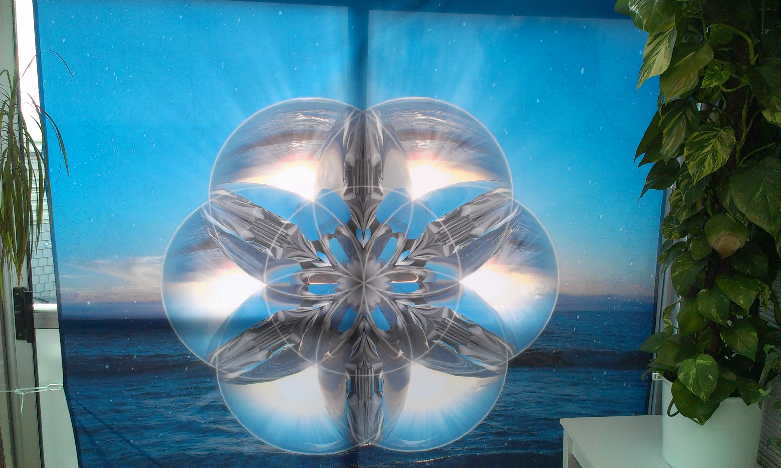 Mandala mit 3D Glaskugeln als Spanntuch, psychodelisch Mandala, 4m² groß mit Ozean und Strand im Hintergrund.
