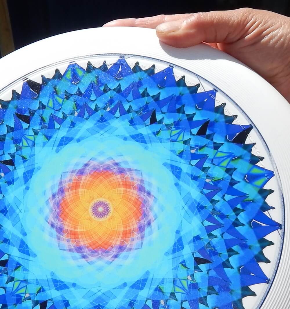 Mandala auf einer Frisbee, recht schön anzuschauen, da sehr filigran und schöne Muster.