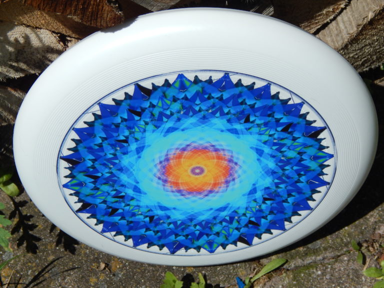 Das Mandala "die Schoepfung" auf einer Frisbee abgebildet