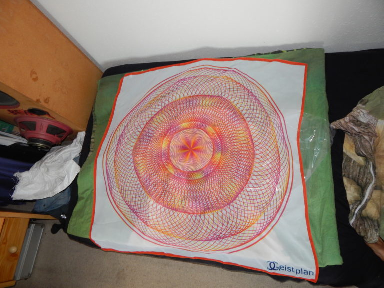 Foto von einem Seidentuch mit komplexen Mandala als Aufdruck.