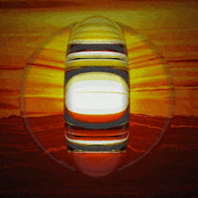 Animation GIF Bild von zwei ineindergesteckte Glas Tori vor einem Sonnenunterganf