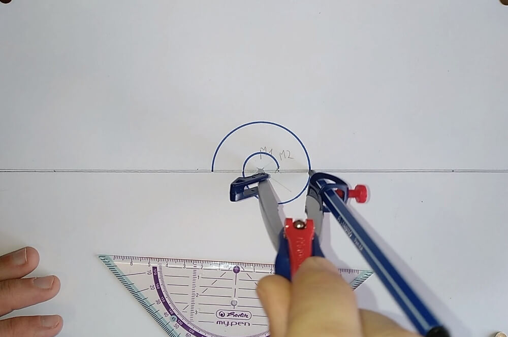 Bild von einem Zirkel, welcher eine Spirale zeichnet, Anleitung eine Spirale zeichnen