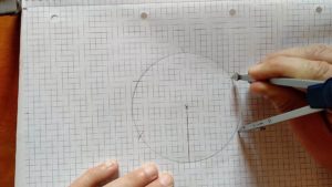 Bild: Zirkel macht Markierungen auf einem Kreis Anleitung: Einen Würfel zeichnen