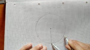 Bild: Zirkel macht Markierungen auf einem Kreis Anleitung: Einen Würfel zeichnen