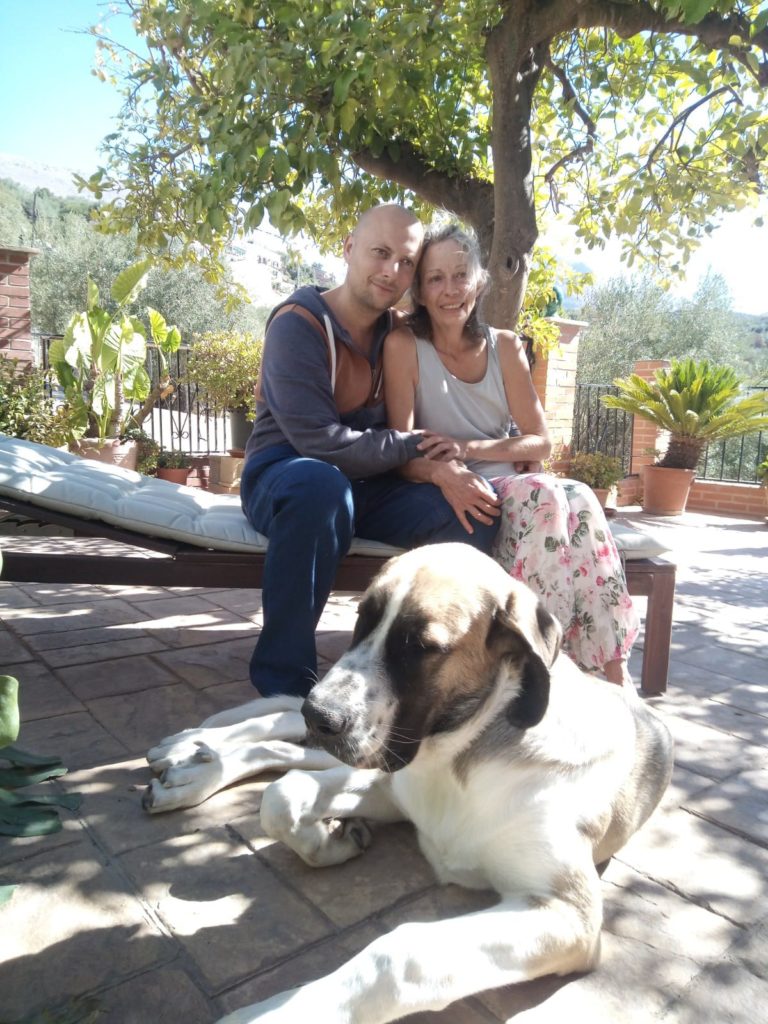 Bild mit Hund, im Hintergrund sind das Pärchen Michèle und Konrad Kartenlegungen mit Deutung