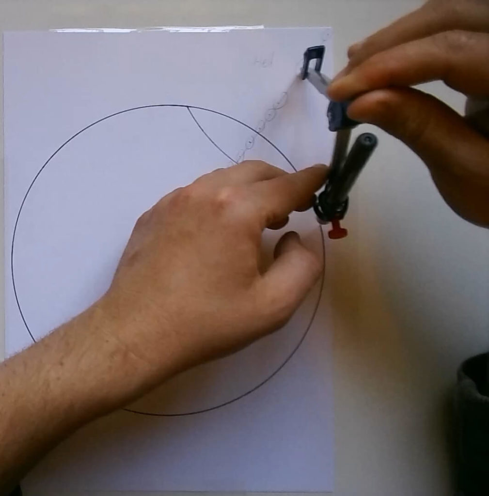 Bild von einem Kreis, in dem mit einem Zirkel ein Teilkreis gezogen wird. Anleitung: Eine Kugel zeichnen