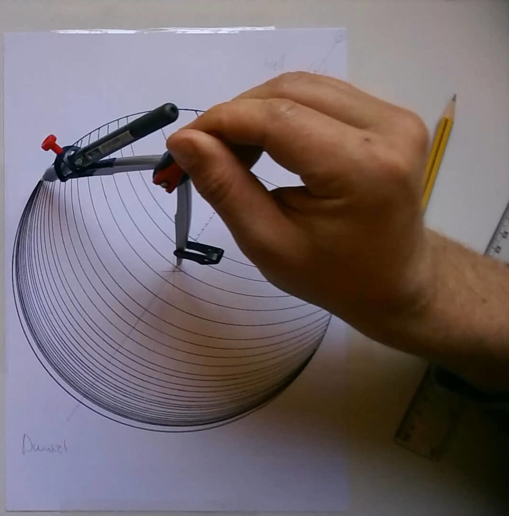 Bild von einem Kreis, in dem mit einem Zirkel ein Teilkreise gezogen werden. Anleitung: Eine Kugel zeichnen