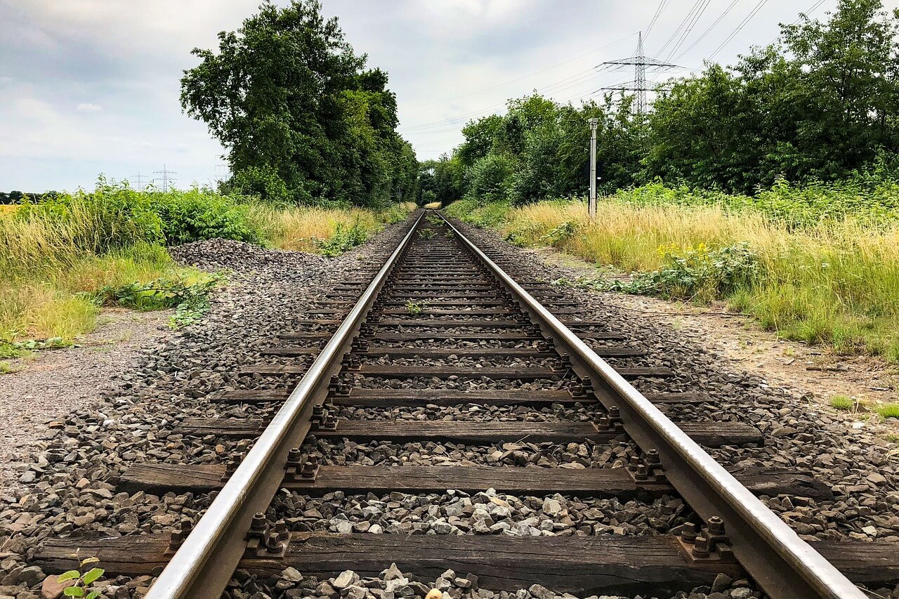 Ein Gleis mit Schienenschwellen.